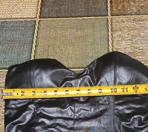 Elegant Black Satin Bustier - Picture 8 of 9